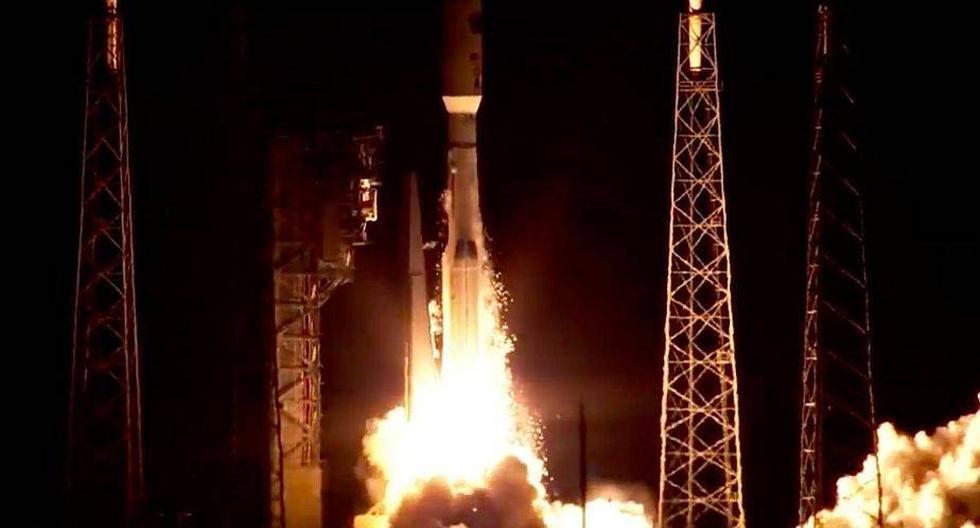 Atlas V fue lanzado desde el Centro Espacial Kennedy, en Cabo Cañaveral, en el centro de Florida, por cinco propulsores de cohetes sólidos. (Foto: Twitter @SpaceNews_Inc)