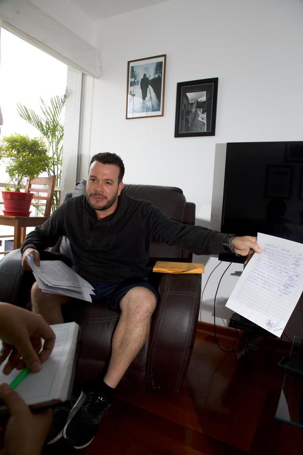 Juan Pablo Durand showing the signatures of the parents who supported him.  (Photo: GEC | JUAN PONCE).