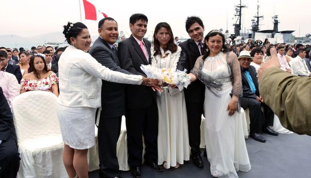 El evento, organizado por la Municipalidad de Ventanilla y la Comandancia General de la Marina, congregó a 340 personas, quienes participaron en el matrimonio civil realizado en el interior del BAP Tacna. (Difusión)