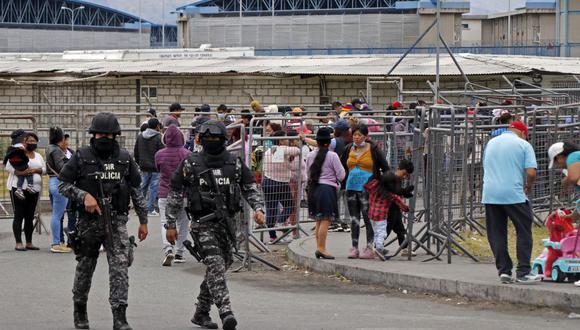 Miembros del Grupo de Intervención y Rescate (GIR) de la Policía de Ecuador caminan afuera de la prisión Regional Sierra Centro Norte Cotopaxi luego de que se reportaron nuevos enfrentamientos entre prisioneros, en Latacunga, Ecuador, el 4 de octubre de 2022. (Foto de Galo PAGUAY / AFP)