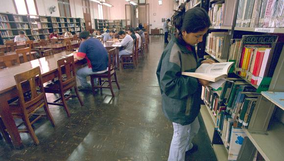 Los estudiantes son los más asiduos visitantes de la Biblioteca Nacional.2003 (Foto: GEC Archivo)
