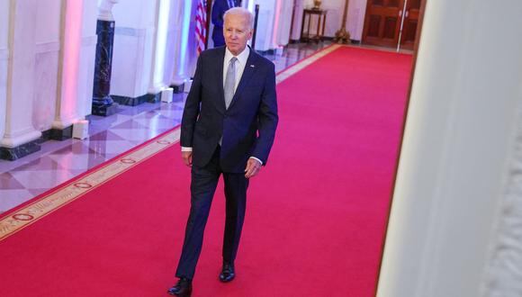 El presidente de los Estados Unidos, Joe Biden, llega para pronunciar comentarios sobre el segundo aniversario del ataque del 6 de enero de 2021 contra el Capitolio de los Estados Unidos, en la Sala Este de la Casa Blanca en Washington, DC, el 6 de enero de 2023. (Foto: Mandel NGAN / AFP )