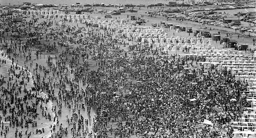 Lima, 13 de enero de 1974.  Una vista espectacular de la playa Agua Dulce en Chorrillos. El calor arreciaba ese verano de los años 70.  (Foto: GEC Archivo Histórico)