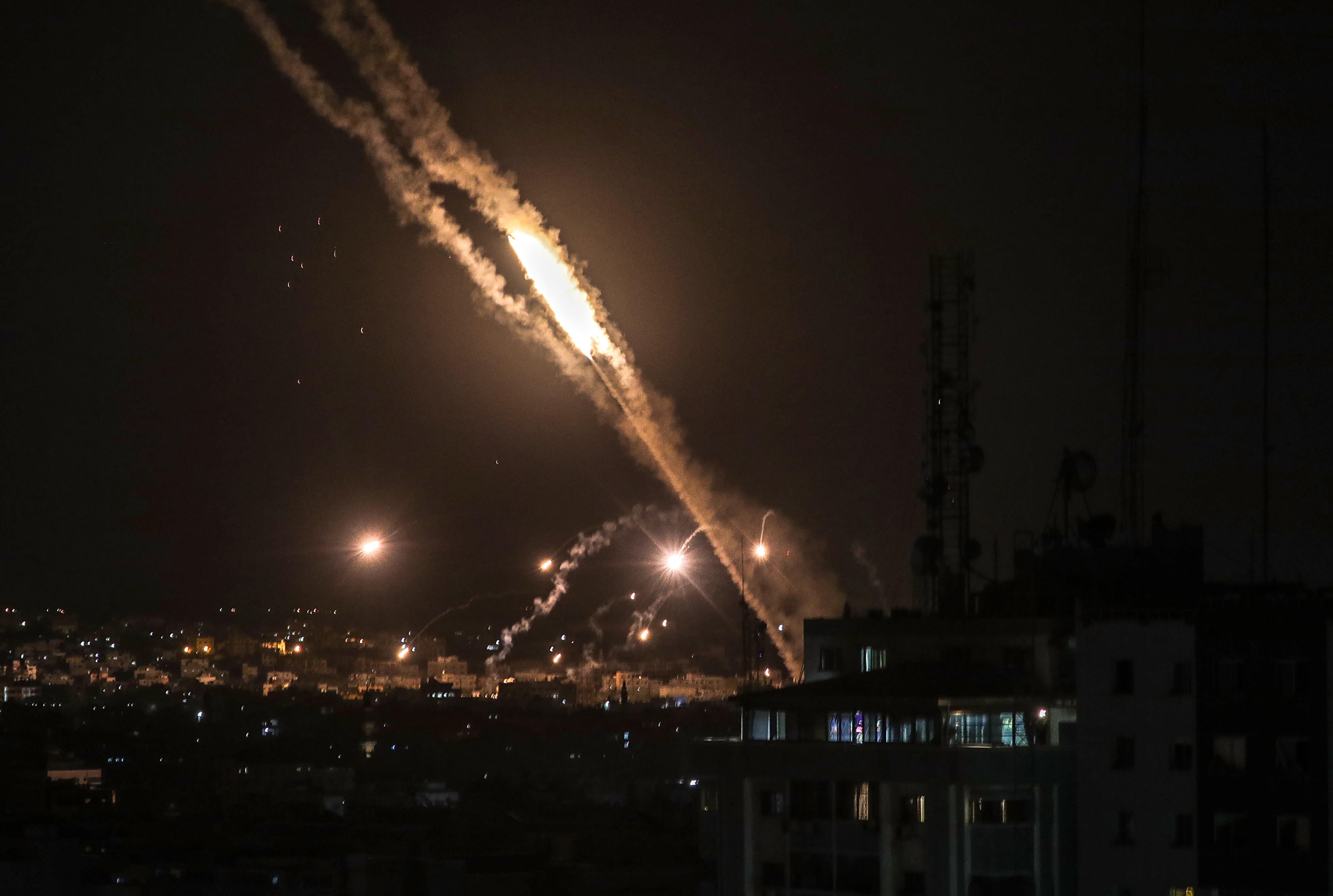 Vista de misiles que se lanzan desde Gaza hacia Israel. Foto del 13 de mayo del 2021. EFE