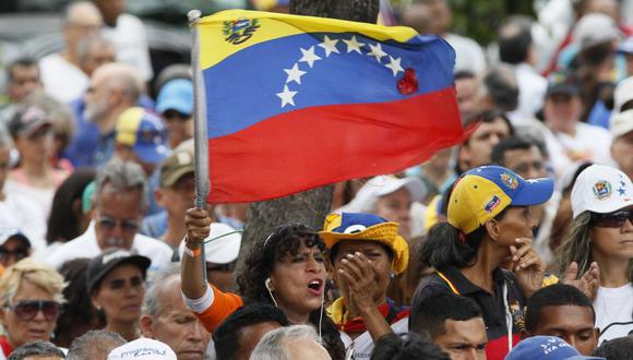 Venezuela, gobernada por Nicolás Maduro cuya salida impulsan Estados Unidos y medio centenar de países, atraviesa una debacle económica sin precedentes en la historia reciente de la región. (Foto: AP)