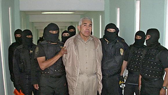 Miembros de la Policía Federal Preventiva custodian al narcotraficante Rafael Caro Quintero (C), tras un operativo en la cárcel de "Puente Grande", en Guadalajara, el 29 de enero de 2005. (Foto: POLICIA FEDERAL PREVENTIVA / AFP)