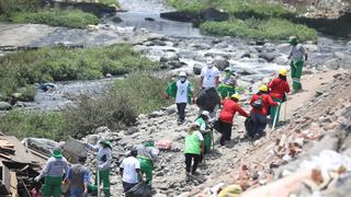 El Agustino: trabajadores de limpieza retiran basura y desmonte del cauce del río Rímac | FOTOS