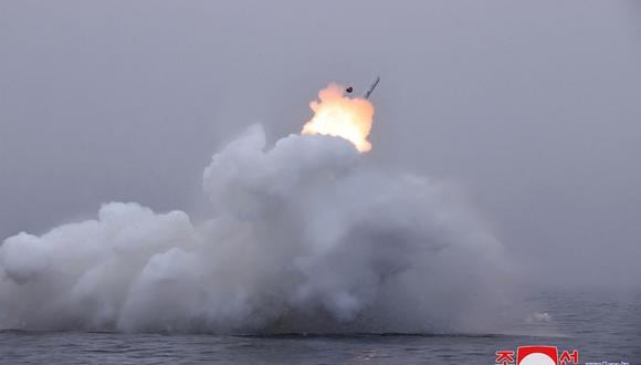 Prueba de fuego del misil de crucero estratégico lanzado desde un submarino "Pulhwasal-3-31" en un lugar no revelado en Corea del Norte, el 28 de enero de 2024. (Foto de KCNA VIA KNS / AFP)