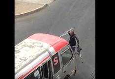 Hombre usaba sus muletas para romper lunas de vehículos y locales que no le brindaban ayuda | VIDEOS