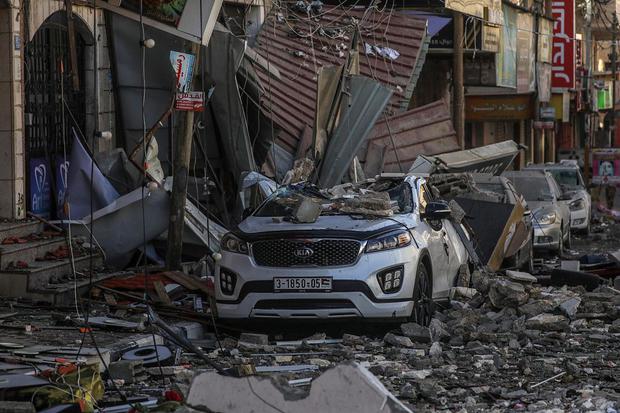 A car crushed by the rubble of a house in the wake of Israeli airstrikes overnight in Gaza City. (EFE / EPA / MOHAMMED).