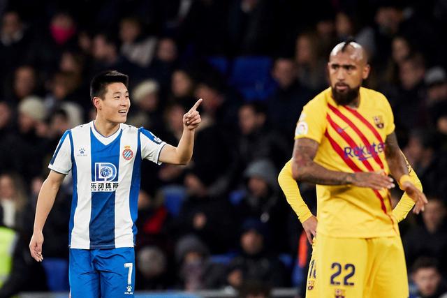 El delantero chino del RCD Espanyol Wu Lei celebra su gol, el segundo del equipo, ante el FC Barcelona, durante el partido de la jornada 19ª de LaLiga. EFE/Alejandro García
