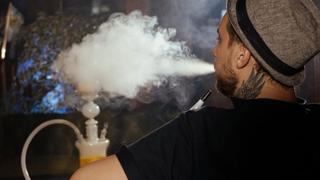 ¿Qué riesgos tiene realmente para tu salud fumar la pipa de agua o shisha? | BBC