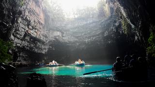 Conoce la cueva Melissani, una hermoso atractivo en Grecia