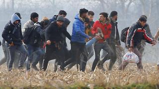 Policía griega lanza gas lacrimógeno contra migrantes que intentan cruzar la frontera | FOTOS