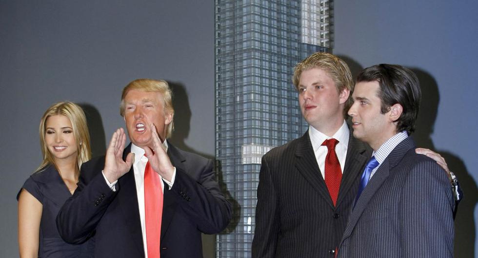 De izquierda a derecha, Ivanka Trump, Donald Trump, Eric Trump y Donald Trump Jr., posan para fotografías después de una conferencia de prensa en la que se anunció el lanzamiento del Trump SoHo Hotel Condominium New York el 19 de septiembre de 2007. (FOTO AFP / TIMOTEO A. CLARY).
