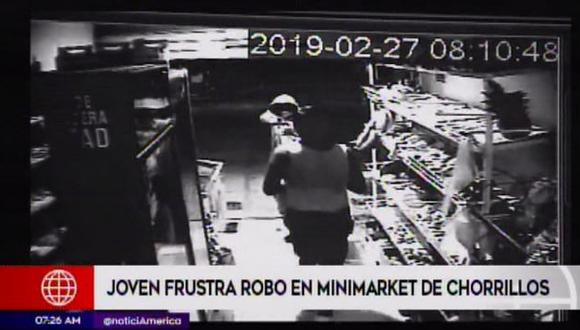 Joven se enfrentó a delincuentes armados y frustra robo en minimarket  (Captura: América Noticias)
