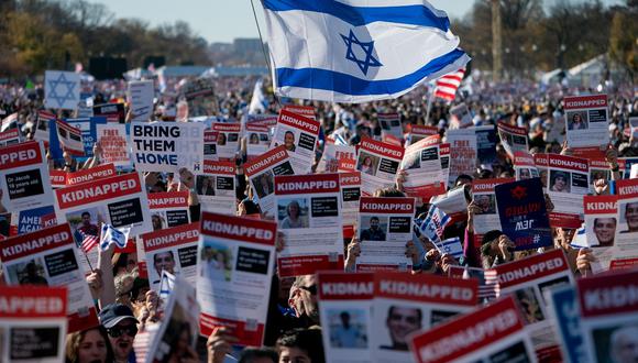 Manifestantes en apoyo de Israel se reúnen para denunciar el antisemitismo y pedir la liberación de los rehenes israelíes en el National Mall de Washington, DC, el 14 de noviembre de 2023. (Foto de Stefani Reynolds / AFP)