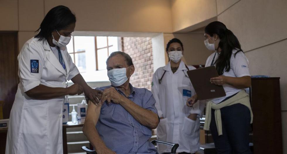 Pacientes con COVID-19 persistente llegan a hospitales ati-borrados con otros casos crónicos. Se ha comprobado que la vacuna ayuda contra el COVID-19 persistente. (AP Photo/Bruna Prado)