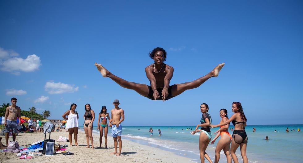Varias personas disfrutan de un día de playa el 6 de octubre de 2021, en La Habana, Cuba, una semana después del desconfinamiento por coronavirus. (EFE/ Yander Zamora).