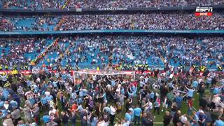 Hinchas de Manchester City invadieron el campo para celebrar el título de Premier League | VIDEO
