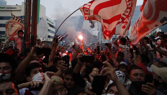 Hinchas de la 'U' inician campaña social. (Hugo Pérez / @pho5o.gec)