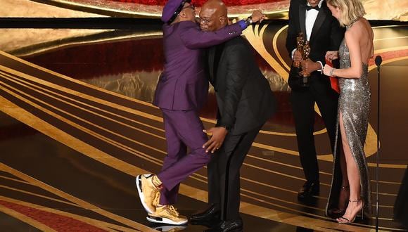 Spike Lee no pudo contener su emoción y abrazó eufóricamente al actor Samuel L. Jackson.  (Foto: AFP)