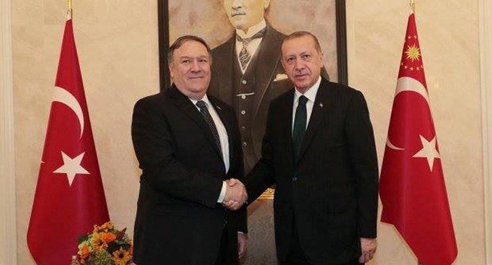El secretario de Estado de EEUU, Mike Pompeo, estrecha la mano del presidente turco, Recep Tayyip Erdogan. (Foto: EFE)