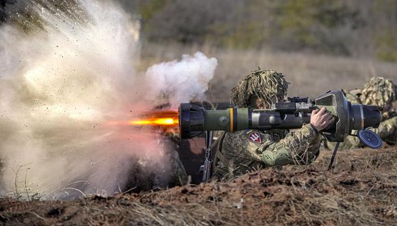 Un militar de Ucrania dispara un arma antitanque NLAW durante un ejercicio en la Operación de Fuerzas Conjuntas, en la región de Donetsk, este de Ucrania, el martes 15 de febrero de 2022. (Foto AP/Vadim Ghirda).