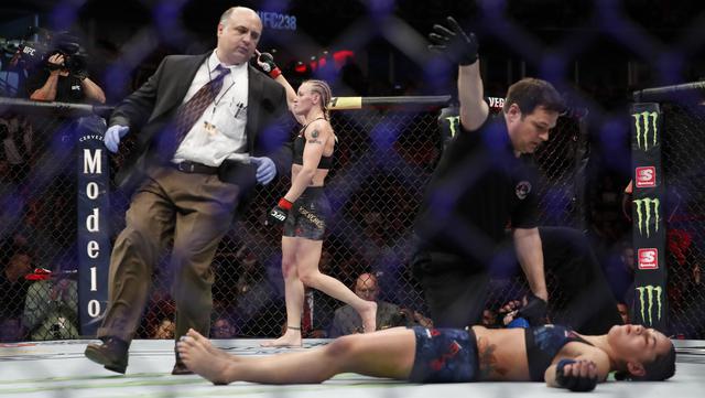 UFC 238: Valentina Shevchenko y la brutal patada con la que noqueó a Jessica Eye y conservó título | VIDEO. (Foto: AFP)