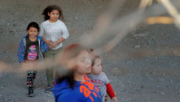 un grupo de niños detenidos por las autoridades de Estados Unidos después de cruzar de manera ilegal al país. (Reuters).