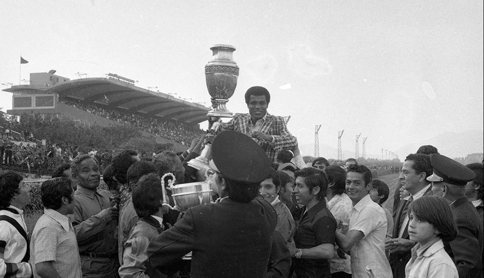 El 8 de noviembre de 1975,  a 11  días de obtener la Copa América, Teófilo Cubillas la mostró en el hipódromo limeño (Foto: Archivo Histórico El Comercio)