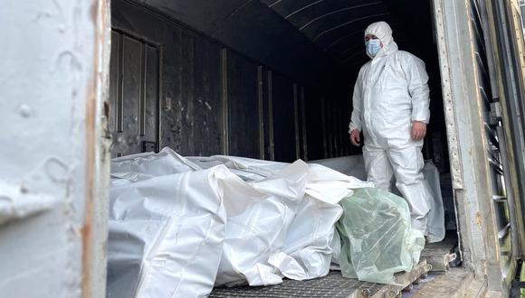 Los cuerpos de decenas de soldados rusos muertos descubiertos cerca de Kyiv han sido colocados en vagones de tren refrigerados.