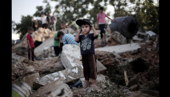 Un niño palestino en la zona de los ataques israelíes. (AP)