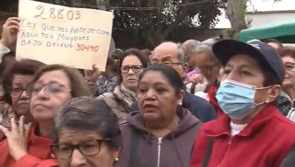 Personas de la tercera edad protestaron contra la municipalidad de La Molina. (Foto: Captura/TV Perú)