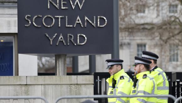 Policías británicos patrullan frente a Scotland Yard, en el centro de Londres. (Foto de Tolga Akmen / AFP)