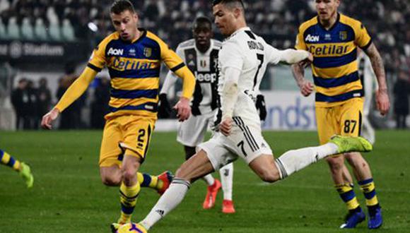 Cristiano Ronaldo sufrió un pequeño resbalón en el área del Parma, pero aun así tuvo la astucia de ejecutar un remate que acabó sumando en el marcador a favor para la Juventus. (Foto: Agencias)