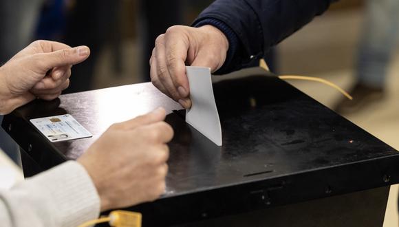Un hombre deposita su voto para las elecciones legislativas, en un colegio electoral de Espinho, Portugal, el 10 de marzo de 2024. (Foto de EFE/EPA/Jose Coelho)