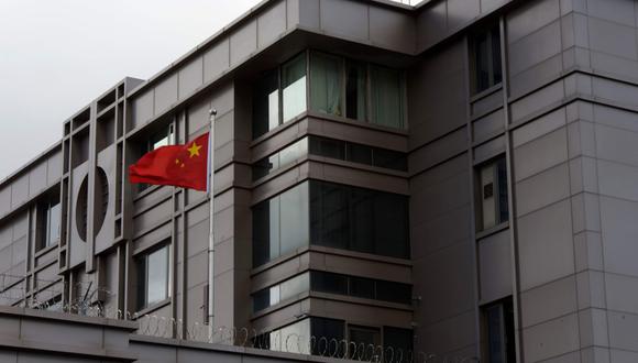 Imagen referencial. La bandera de China ondea fuera de uno de sus consulados en Estados Unidos. Los investigadores aseguran que Tang Juan declaró con falsedad en su solicitud de visa. (AFP / AFP  / Mark Felix).