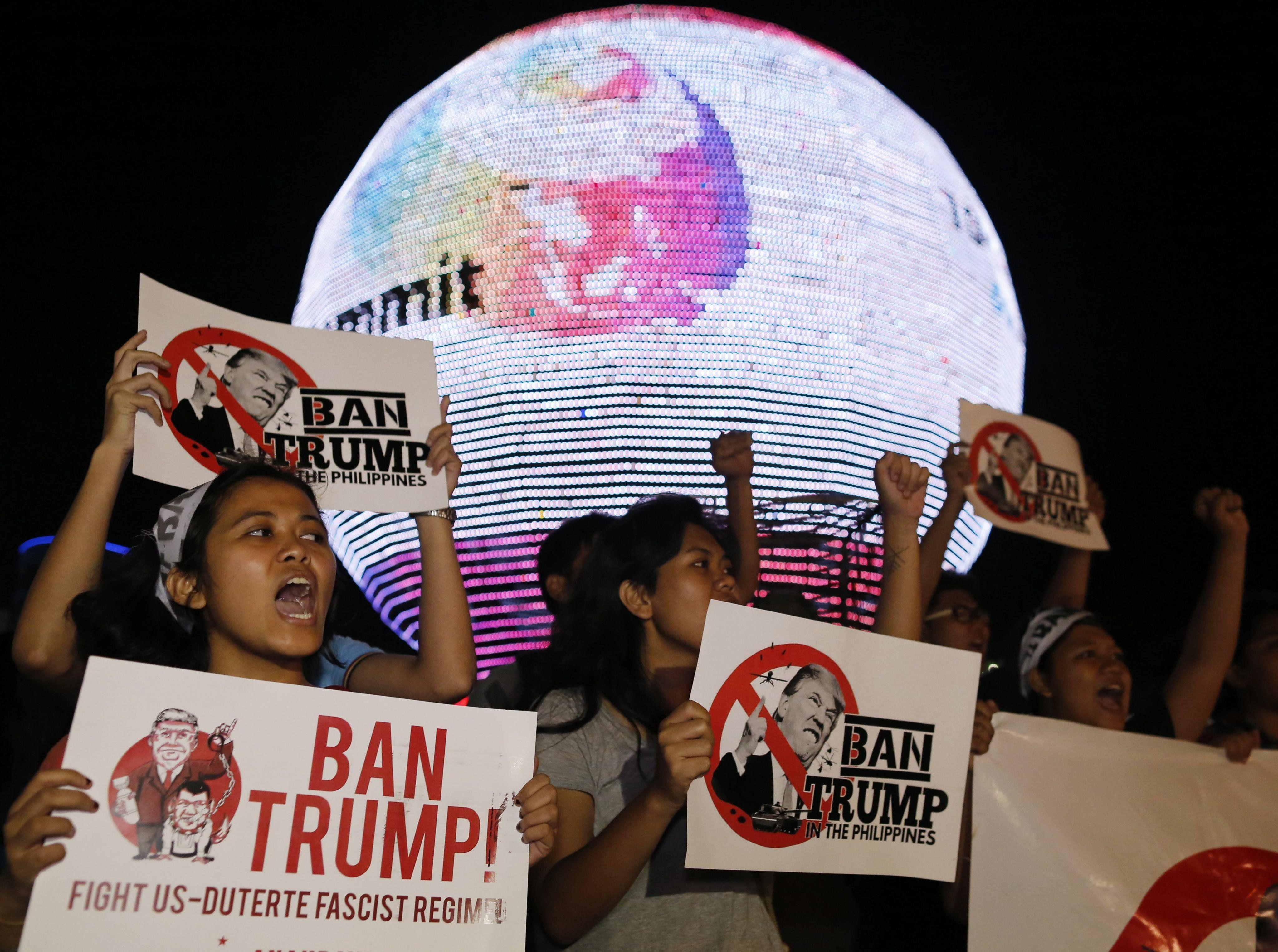 Los manifestantes reclaman que Donald Trump no critique el polémico plan antidrogas que mantiene el presidente filipino Rodrigo Duterte en el que se le acusa de realizar ejecuciones extrajudiciales. (EFE)