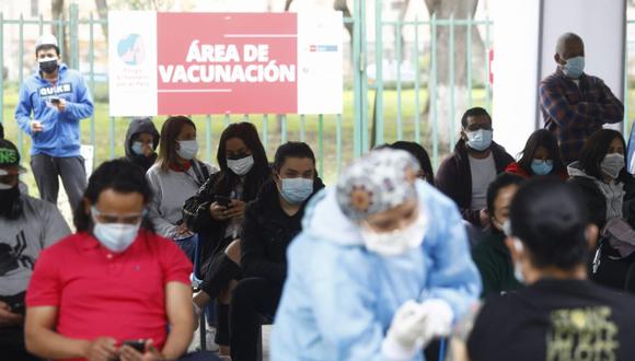 Los vacunatorios estarían atendiendo pasadas las 8 p.m. por la gran afluencia de personas. (Foto: GEC)