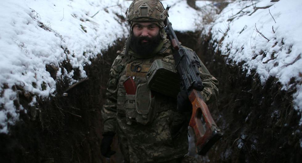Un militar de las Fuerzas Militares de Ucrania posa con sus armas en una trinchera en primera línea con los separatistas respaldados por Rusia cerca de la aldea de Zolote, en la región oriental de Lugansk, el 21 de enero de 2022. (ANATOLII STEPANOV / AFP).