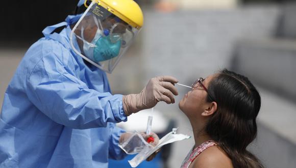 Las pruebas moleculares arrojan un resultado más certero para confinar al virus, pero la demora en su procesamiento por la alta demanda dificulta el proceso. (Foto: César Bueno / GEC)