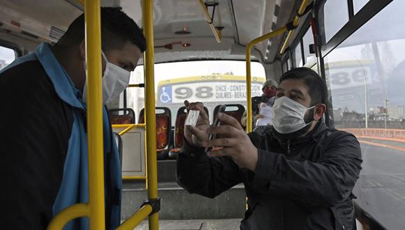 Desde este jueves ya no es obligatorio usar mascarilla en el transporte público en Buenos Aires. (JUAN MABROMATA / AFP).
