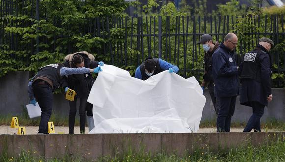 Agentes de la policía judicial examinan el lugar donde dos hombres fueron asesinados a tiros, en Sevran, al norte de París, el 5 de mayo de 2024. (Foto referencial de Geoffroy VAN DER HASSELT / AFP)