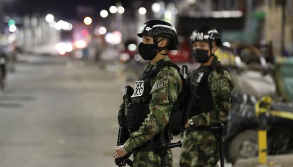 Soldados vigilan una calle durante el toque de queda impuesto hoy en Bogotá (Colombia). (Foto: EFE/ Mauricio Dueñas Castañeda).
