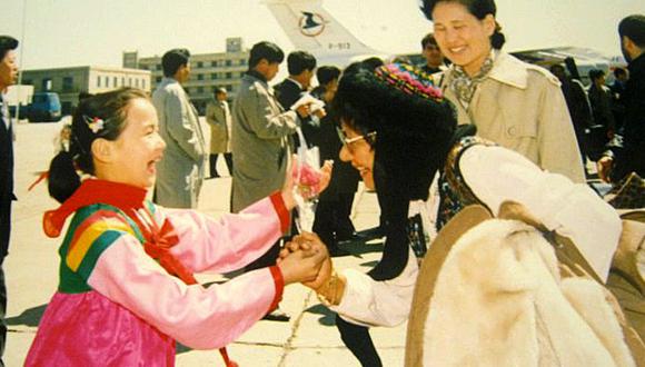 Un grupo de niños norcoreanos reciben a la cantante en el aeropuerto de Pyongyang durante una de sus siete visitas. (Foto: Archivo familiar)