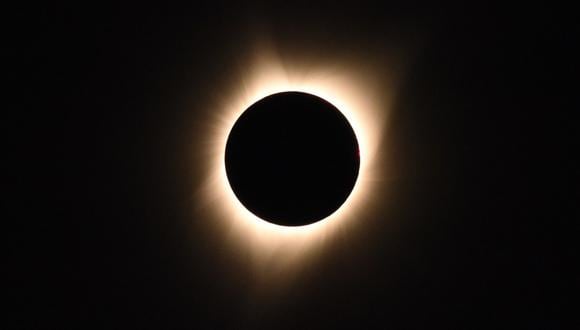 La corona del sol es visible a medida que la luna pasa frente al sol durante un eclipse solar total en el rancho Big Summit Prairie en el Bosque Nacional Ochoco de Oregón. (Foto: AFP)