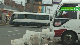 Carretera Central: remueven bloques para cruzar por berma