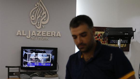 Empleados de la cadena de noticias y canal de televisión Al Jazeera, con sede en Qatar, en su oficina de Jerusalén, el 31 de julio de 2017. (Foto de AHMAD GHARABLI / AFP)