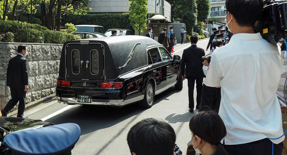 Un coche fúnebre sale de la residencia del ex primer ministro japonés Shinzo Abe para transportar su cuerpo al templo Zojoji, en Tokio, el 11 de julio de 2022. (TOSHIFUMI KITAMURA / AFP).